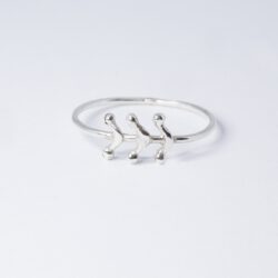 Anillo de hilo 1.2mm de grosor, con detalle de seis ramitas del mismo grosor