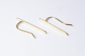 Sans Doute Gold, pendiente de barrita recta que trepa por la oreja en línea recta