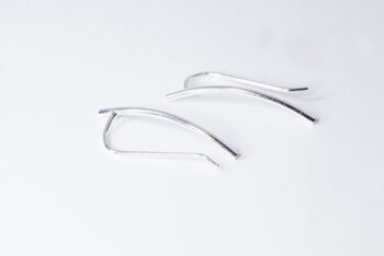 curve earcuff es un pendiente trepador de línea curvada que sigue la curvatura de la oreja